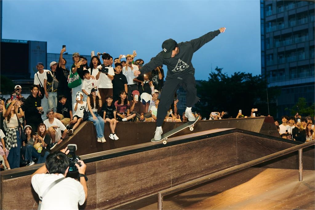 綜合(影)/滑板界的麥可喬登!美國奧運滑板巨星奈賈「訪台秀中文」粉絲擠爆南港