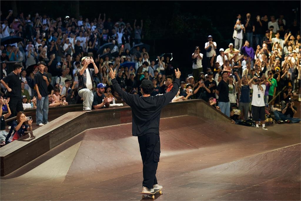 綜合(影)/滑板界的麥可喬登!美國奧運滑板巨星奈賈「訪台秀中文」粉絲擠爆南港