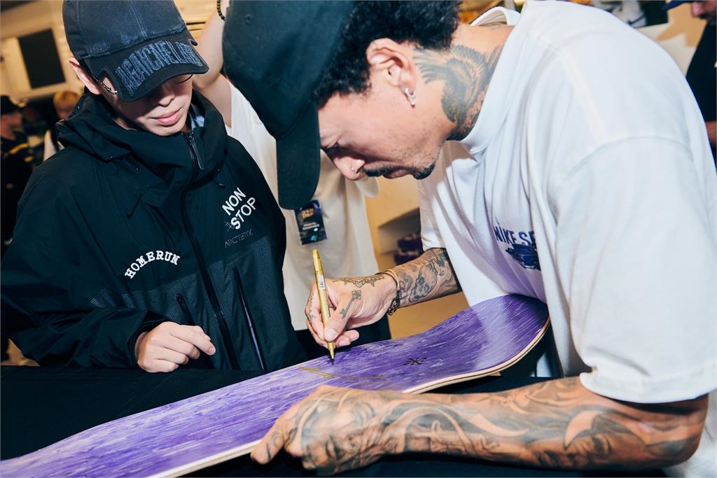 綜合(影)/滑板界的麥可喬登!美國奧運滑板巨星奈賈「訪台秀中文」粉絲擠爆南港