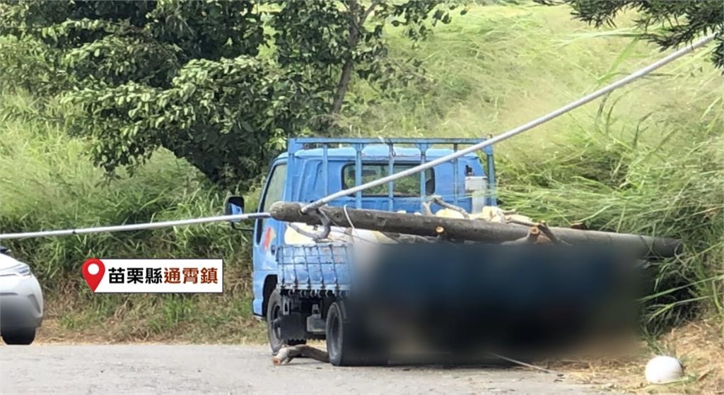 苗栗強風釀禍！？　 自小客車疑不敵風勢＂失控墜水溝＂