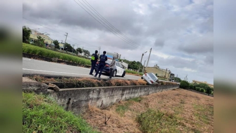 苗栗強風釀禍!? 自小客車疑不敵風勢"失控墜水溝"