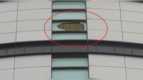 強風襲!樹枝遭吹斷騎士波及摔車 新光三越中港店外牆玻璃破裂