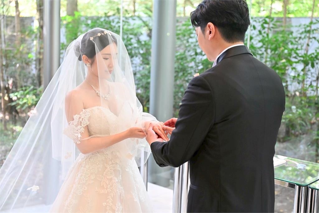 才撞臉蔣萬安「鄭家純日本帥尪」又被出賣！婚禮前「慌張模樣」網笑：好反差