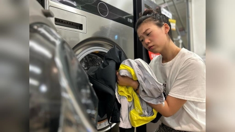 換季洗衣不當恐毀衣服!專家提醒「這材質」千萬別丟洗衣機