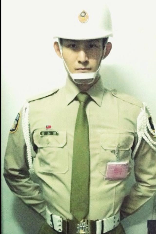 波特王曬「當年軍裝照」自豪喊:不只退伍令!一句話狠酸閃兵團「還省3百萬」