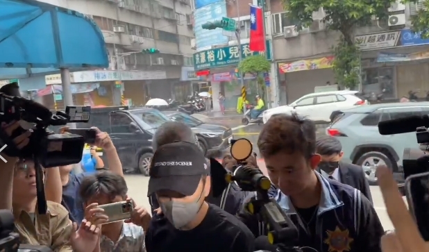 閃兵風波延燒!Energy成員張書偉遭上銬帶回警局…老婆謝京穎急回應