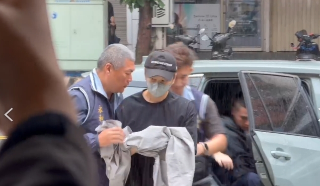 閃兵風波延燒!Energy成員張書偉遭上銬帶回警局…老婆謝京穎急回應