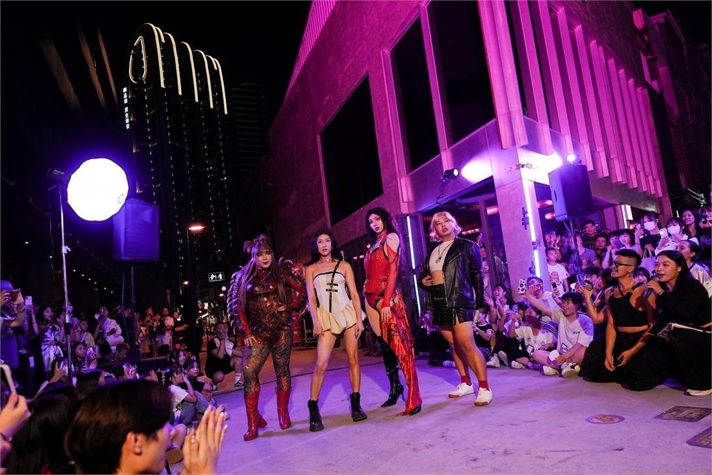 快新聞／高雄人好幸福！粉色風暴襲捲夜市　攤商發大財、觀光產值至少3億