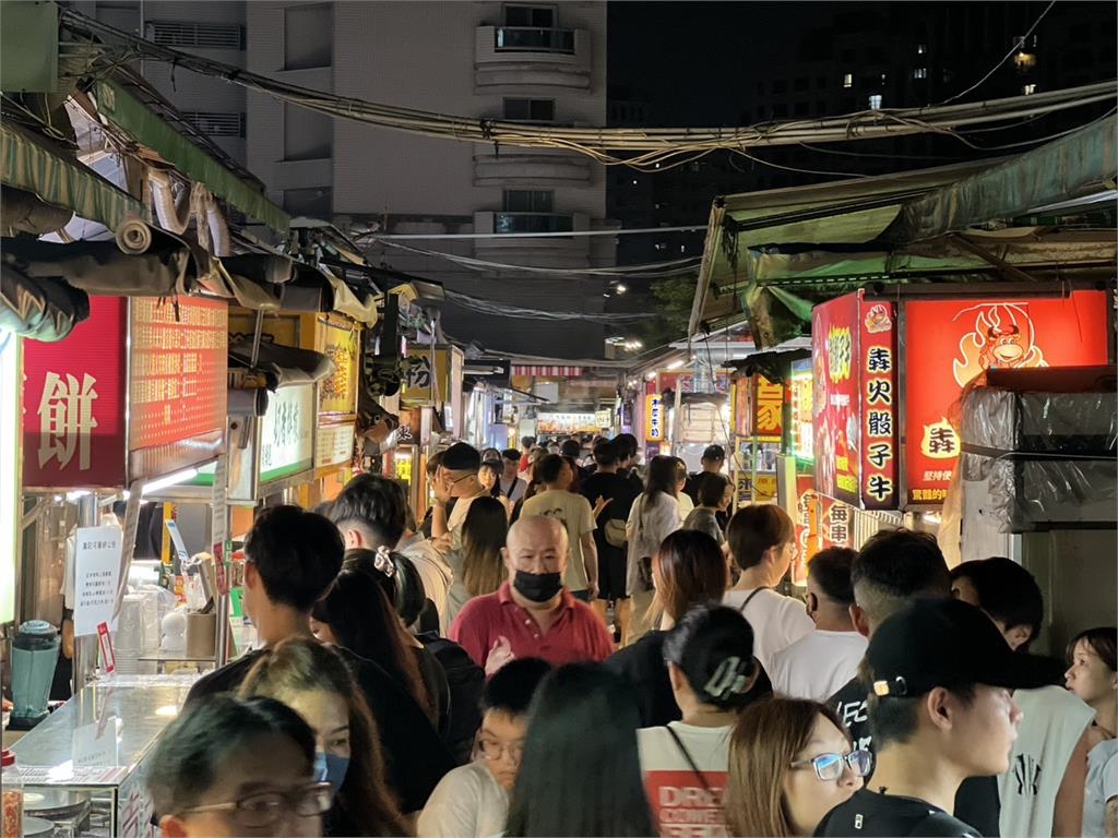 快新聞／高雄人好幸福！粉色風暴襲捲夜市　攤商發大財、觀光產值至少3億