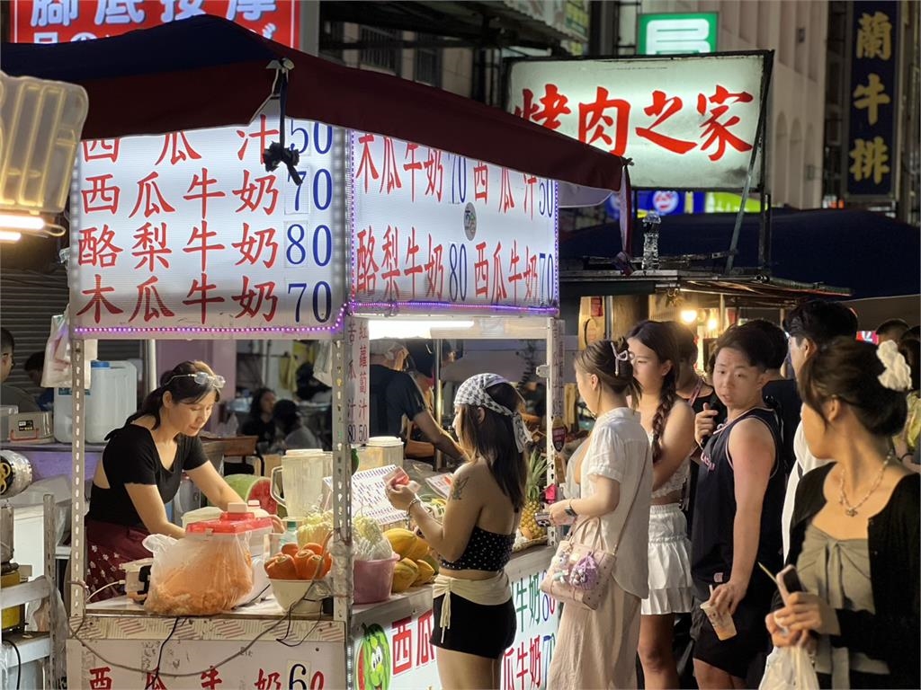 快新聞／高雄人好幸福！粉色風暴襲捲夜市　攤商發大財、觀光產值至少3億