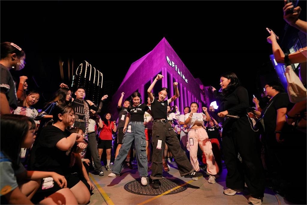 快新聞／高雄人好幸福！粉色風暴襲捲夜市　攤商發大財、觀光產值至少3億