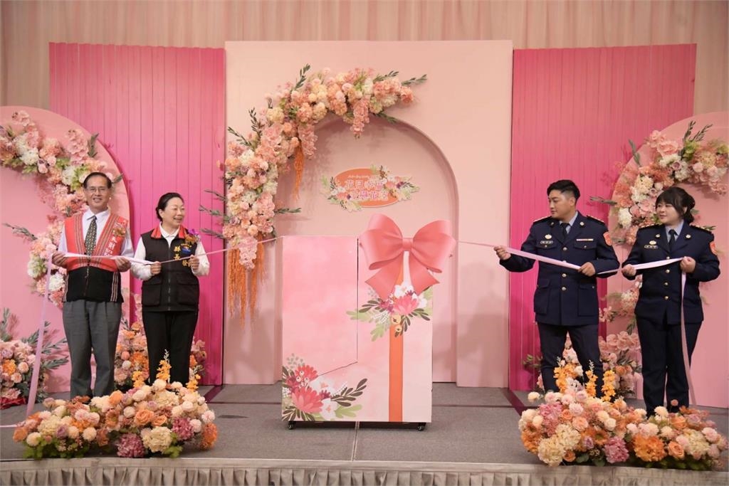 災區還在修復…徐榛蔚竟「現身飯店吹冷氣」!燦笑幫新人證婚畫面全被拍