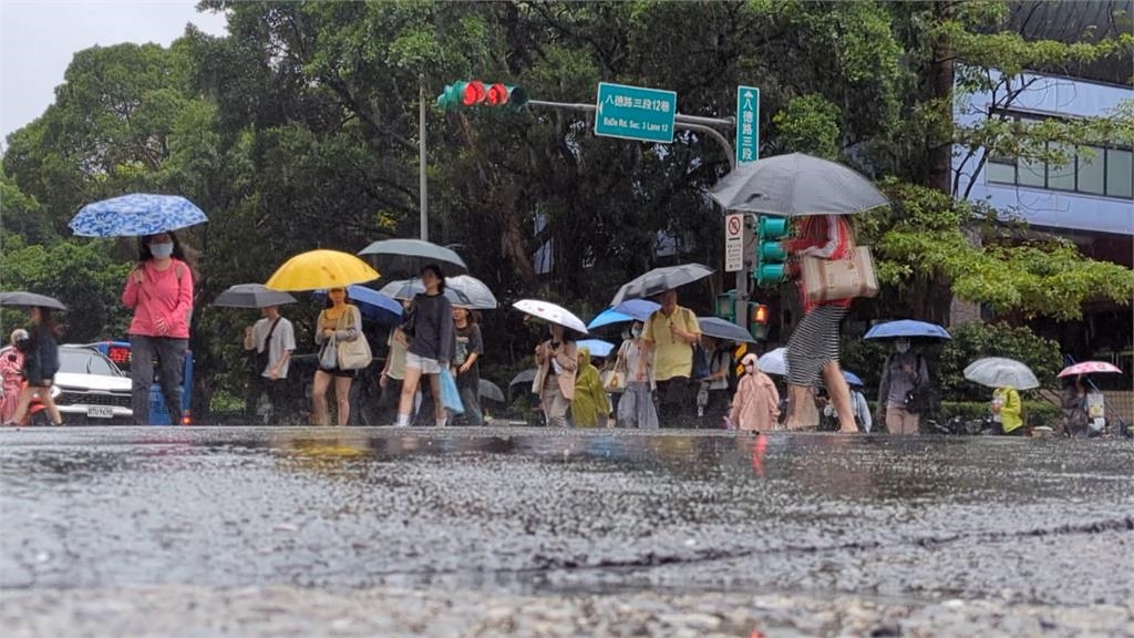 多地土石流警戒! 雙北週二正常上班課 蔣.侯臉書被罵翻