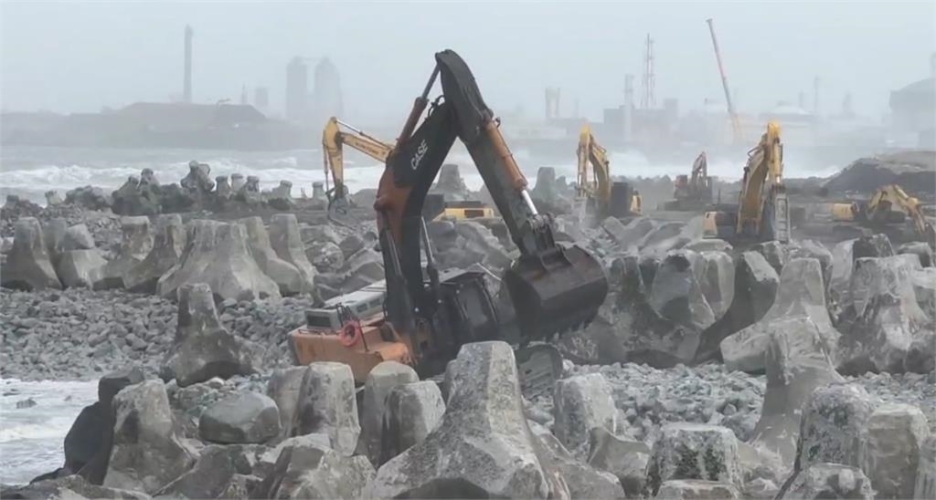 強風釀災！苗栗多起路樹倒車輛翻溝　台中港破堤