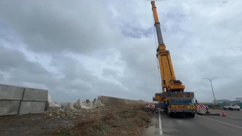 強風釀災!苗栗多起路樹倒車輛翻溝 台中港破堤
