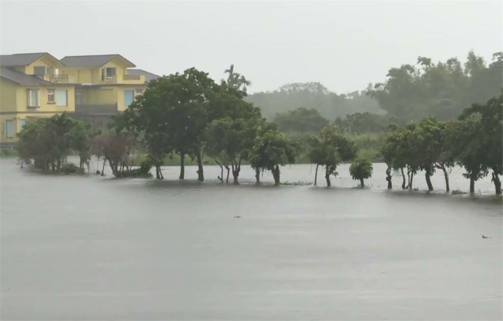 歸剛耶!宜蘭共伴效應風雨強 國中生冒雨上學險被吹倒
