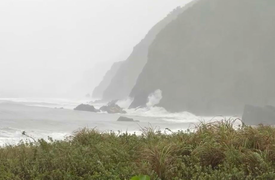 歸剛耶!宜蘭共伴效應風雨強 國中生冒雨上學險被吹倒