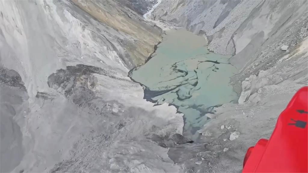 新馬太鞍溪堰塞湖溢流！　便橋險被沖斷　公路局出動怪手搶修