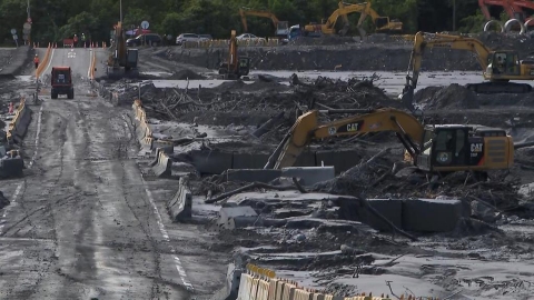 新馬太鞍溪堰塞湖溢流！　便橋險被沖斷　公路局出動怪手搶修