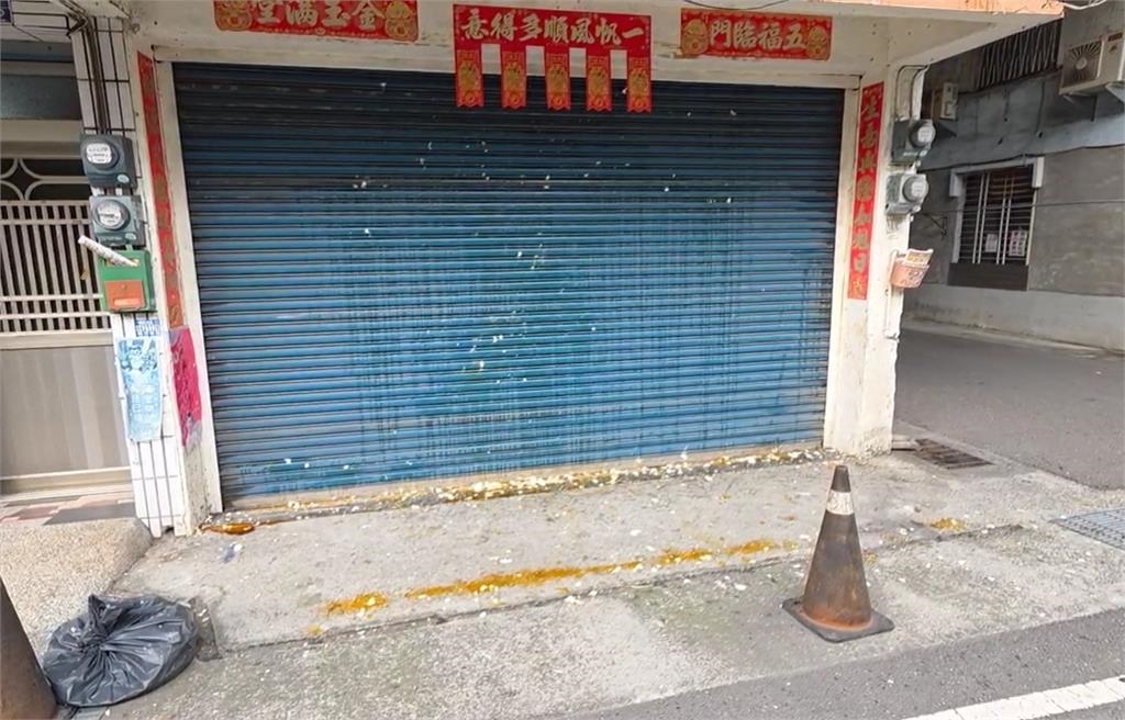 長棍狂戳猛敲「籠中小貓嘶吼逃竄」！碗粿店老闆涉虐貓畫面曝⋯網氣炸「蛋洗」門口