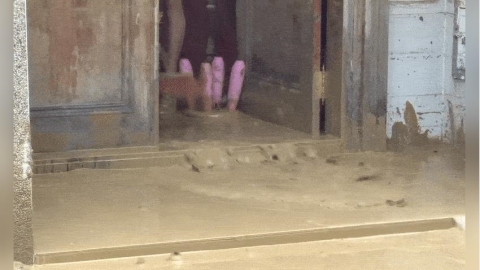 豪雨狂炸!新北汐止傳多處坍方、崩塌 泥水淹民宅畫面曝光