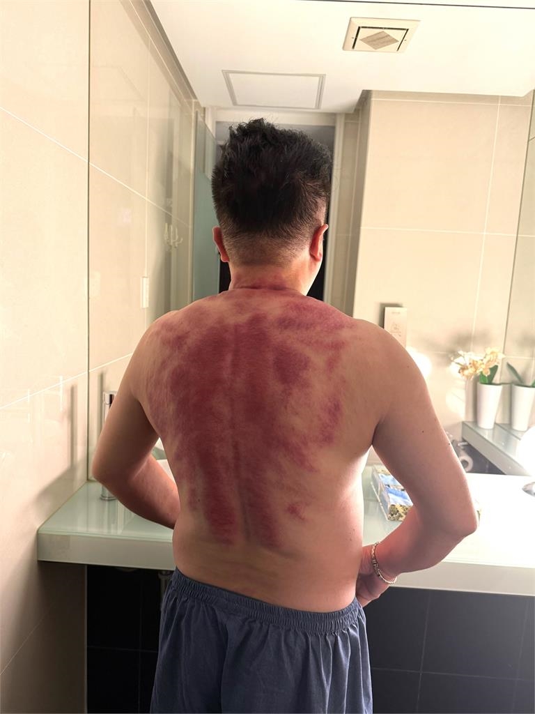 董至成銀髮實境秀《高年級超進化》造型百變 椰殼泳裝笑果十足