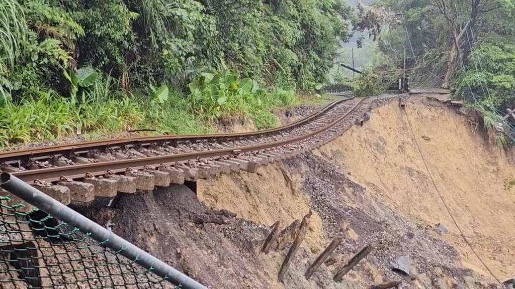 雨不停！平溪線嶺腳站路基掏空　邊坡滑落30公尺