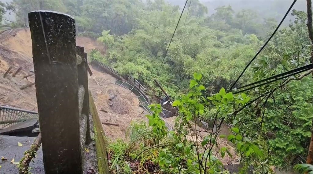 雨不停！平溪線嶺腳站路基掏空　邊坡滑落30公尺