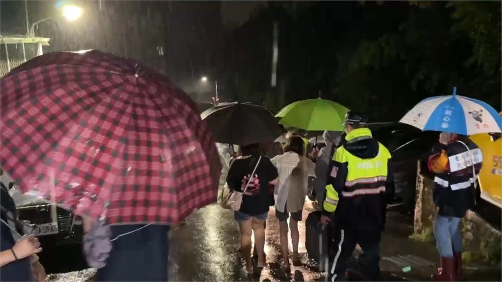 快新聞/豪雨致災!北市文山區景華街土石流 居民暗夜急撤離