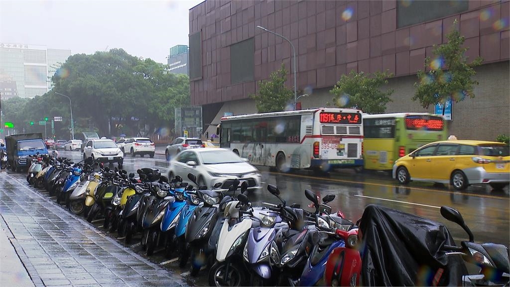 北市豪雨達標卻不放假！　綠議員狠酸「咕嚕咕嚕市長」