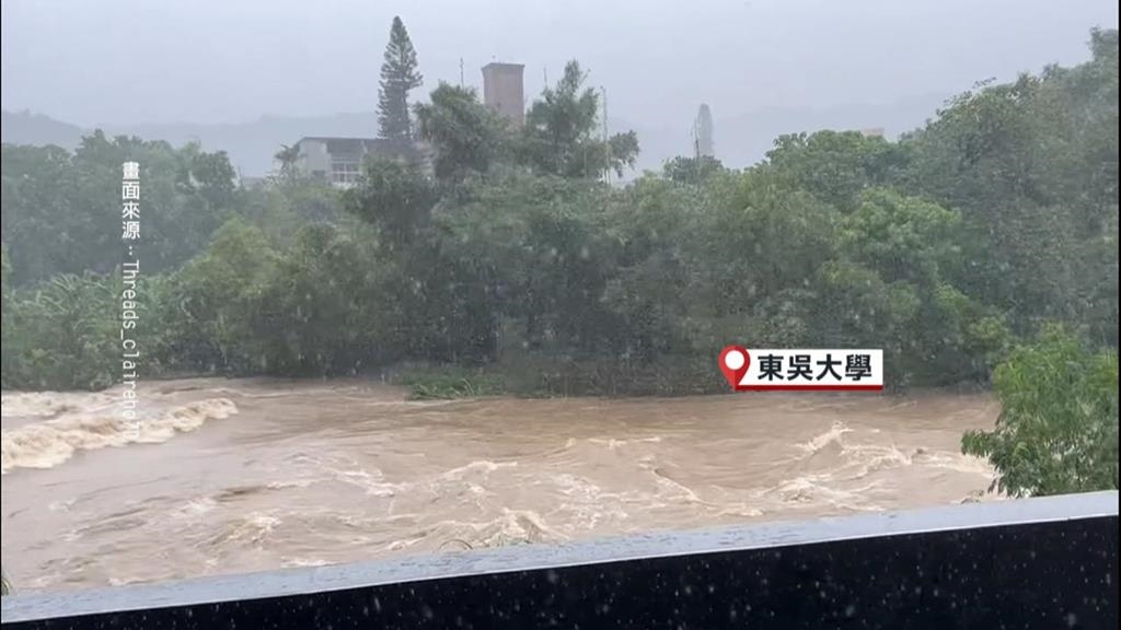 北部風強雨驟！　文大學生站不穩　東吳大學網球場遭泥水淹沒