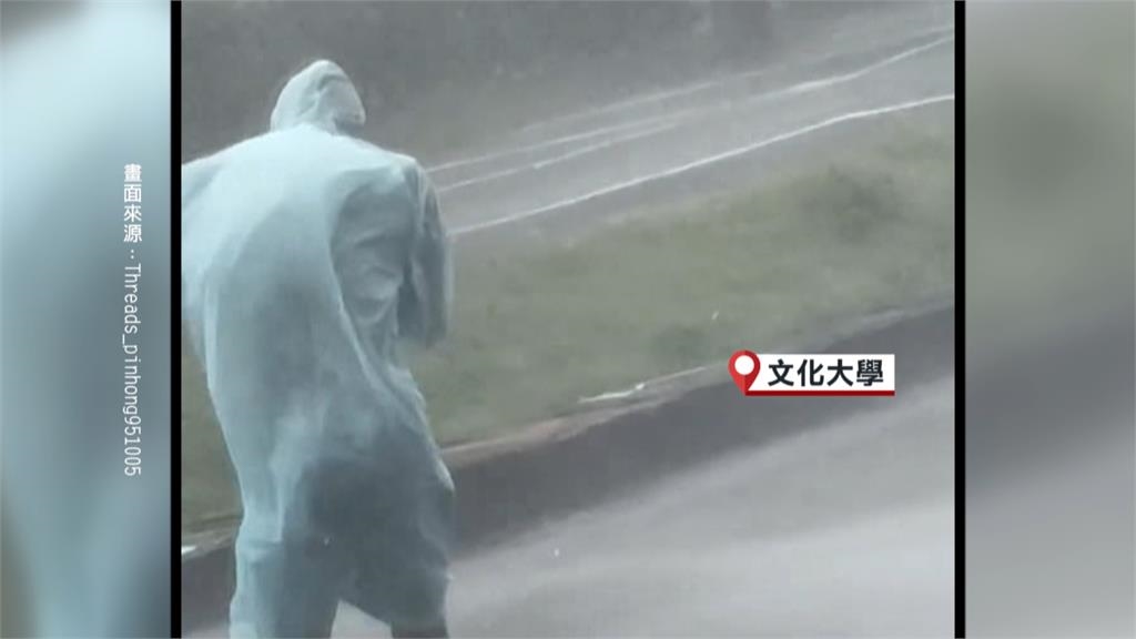 北部風強雨驟！　文大學生站不穩　東吳大學網球場遭泥水淹沒