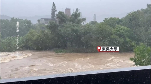 北部風強雨驟！　文大學生站不穩　東吳大學網球場遭泥水淹沒