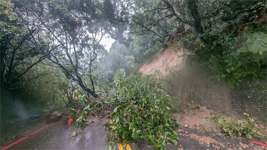陽明山菁山路土石流！貨車泥流中「輪胎空轉」拍攝者嚇壞大喊：天啊