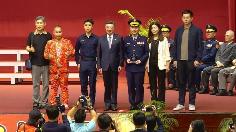 「吊車大王」驚喜現身警專80周年校慶 同台卓榮泰「雙手比讚」開心合照