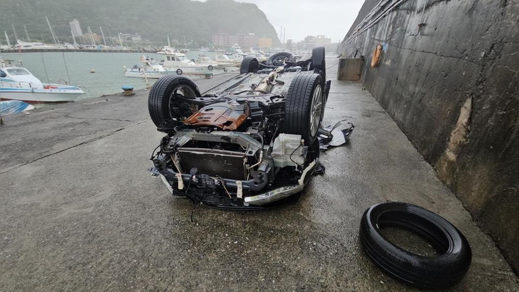 雨橫風狂！汐止邊坡土石流路樹倒塌　碧砂漁港遊艇、汽車遭吹翻