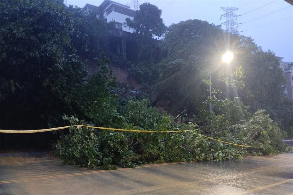 快新聞/雨橫風狂!汐止邊坡土石流路樹倒塌 碧砂漁港遊艇、汽車遭吹翻