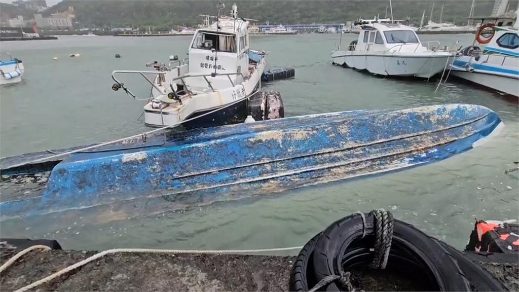 快新聞/雨橫風狂!汐止邊坡土石流路樹倒塌 碧砂漁港遊艇、汽車遭吹翻