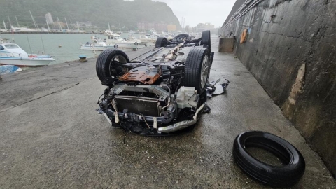 雨橫風狂!汐止邊坡土石流路樹倒塌 碧砂漁港遊艇、汽車遭吹翻