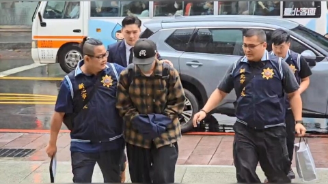 Energy坤達疑涉閃兵案!下機後檢警押回永和警分局偵訊 上銬畫面曝光