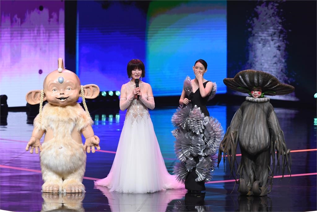 「不老妖姬」潘迎紫被拍與神秘男相伴用餐!76歲「0修圖」狀態超震撼