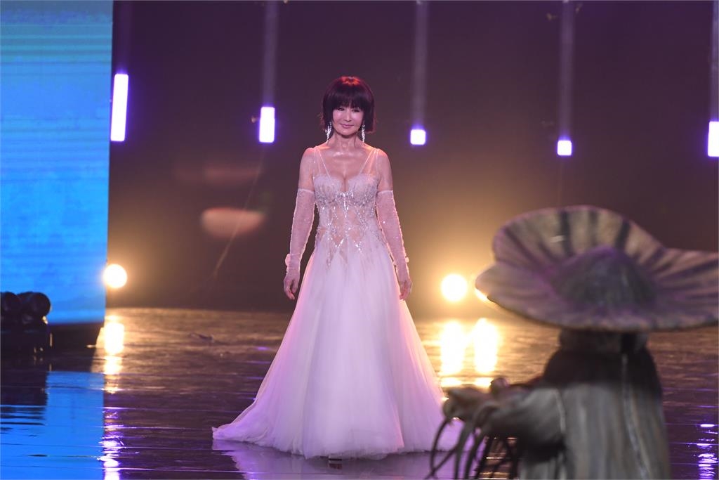 「不老妖姬」潘迎紫被拍與神秘男相伴用餐!76歲「0修圖」狀態超震撼