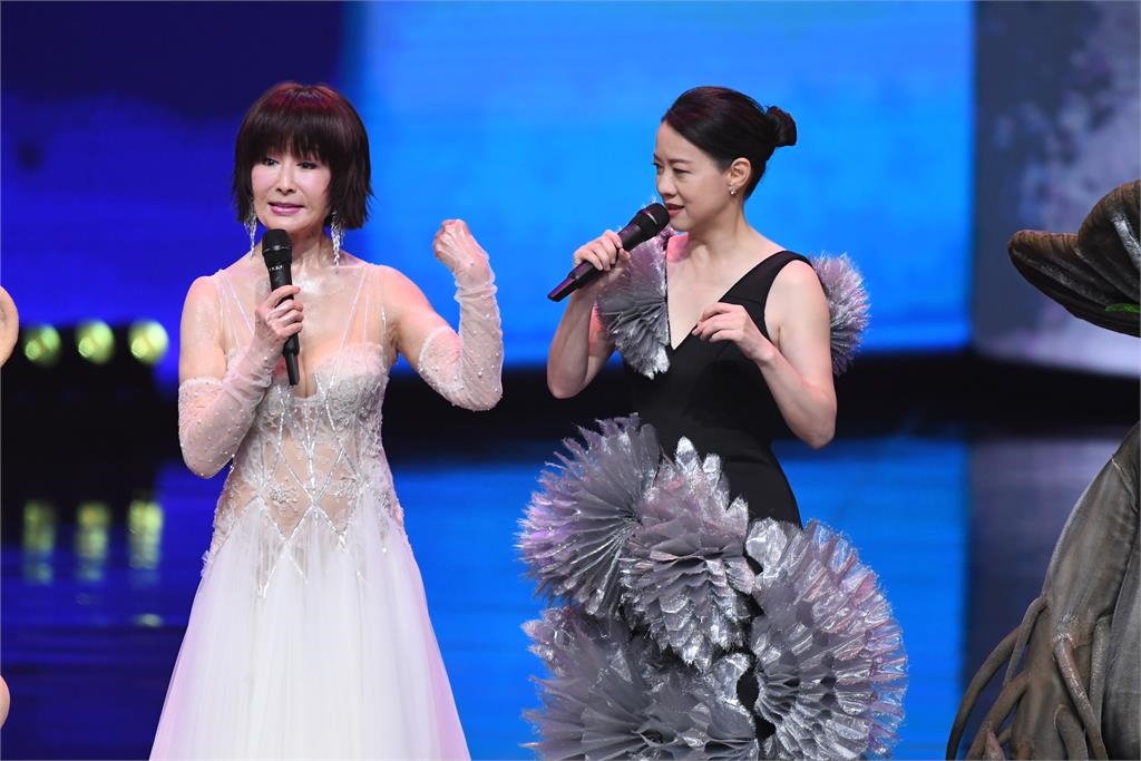 「不老妖姬」潘迎紫被拍與神秘男相伴用餐!76歲「0修圖」狀態超震撼