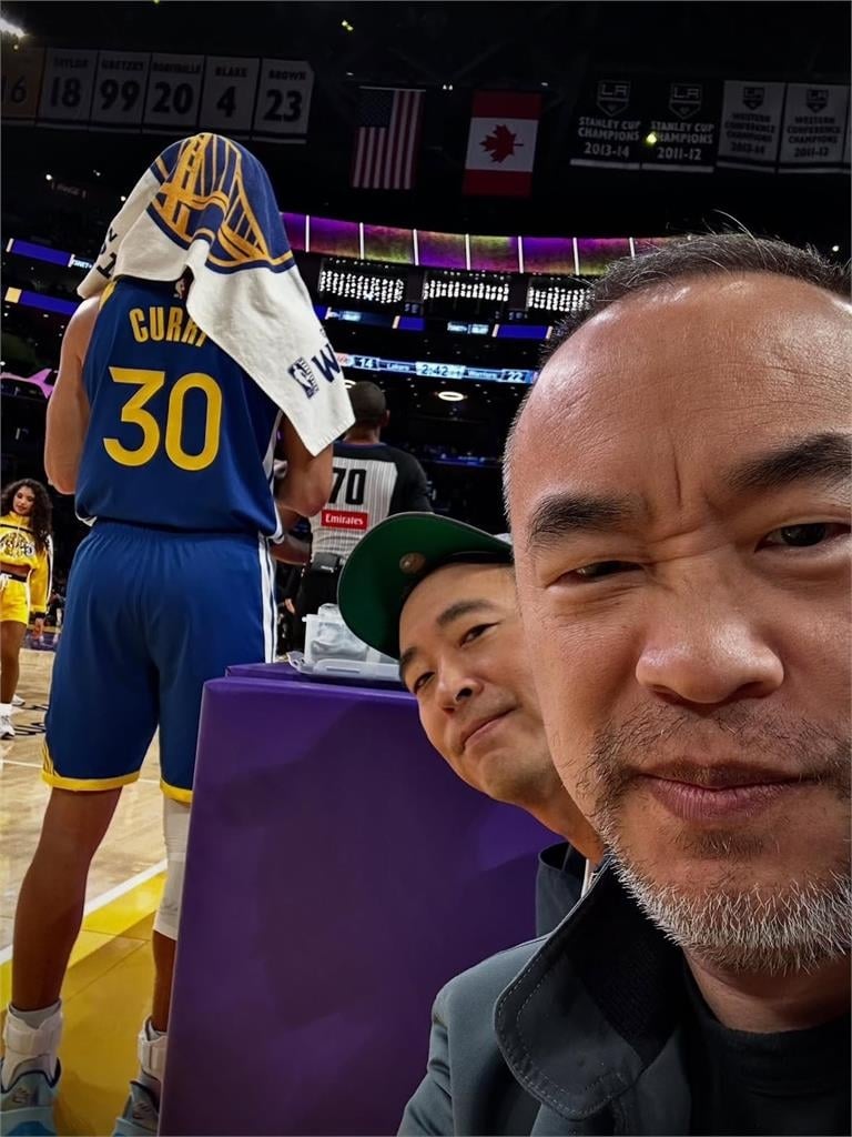 黃立成才爆「慘虧17億」!突現蹤「最貴前排」皺眉自拍⋯背後驚見30號大咖