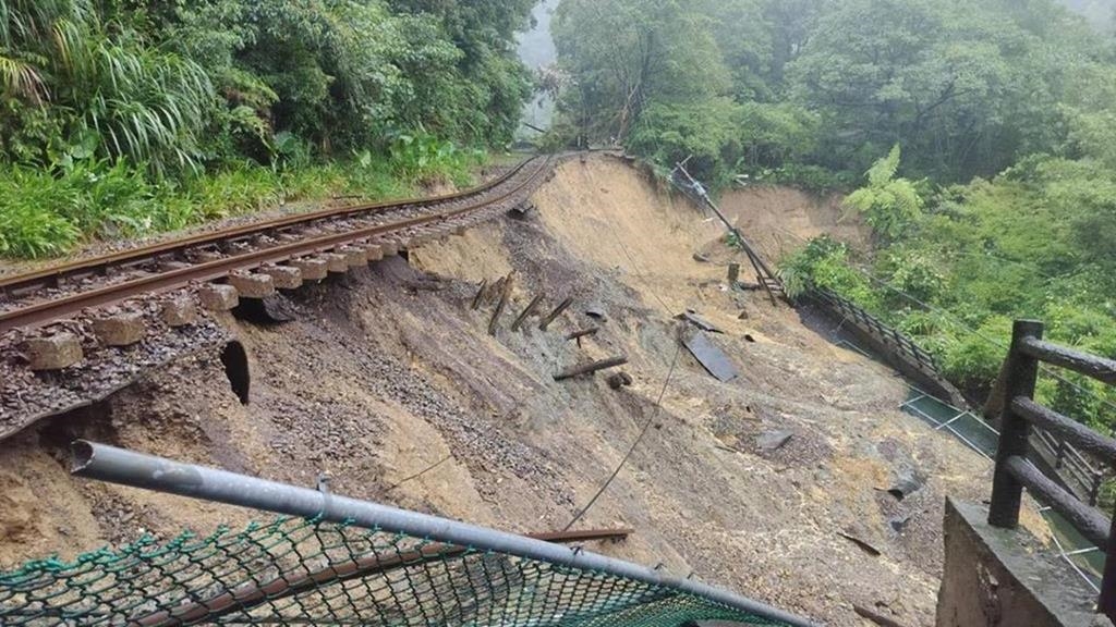 旅客注意！台鐵平溪線「邊坡崩塌」續停駛　駭人畫面曝光了