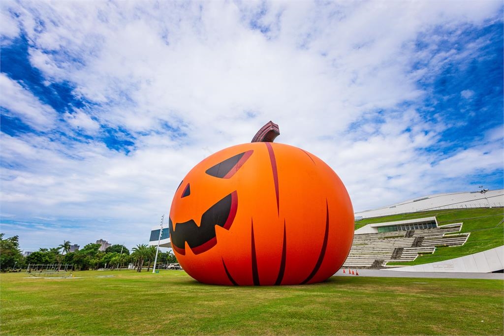 快新聞／高雄萬聖節大南瓜搶先亮相　小朋友嗨喊「好大、超可愛」