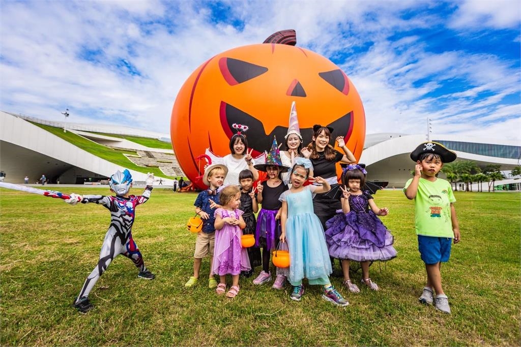 快新聞／高雄萬聖節大南瓜搶先亮相　小朋友嗨喊「好大、超可愛」