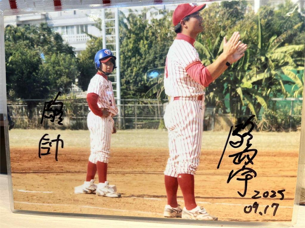 少棒冠軍搖籃2／從「小胖」變肌肉猛男照片首公開！教練駱正宇「帥一下」金句紅遍台灣