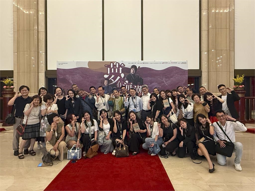 唐美雲《夢在海潮那邊》變男變女談三角戀!戲裡戲外皆真情