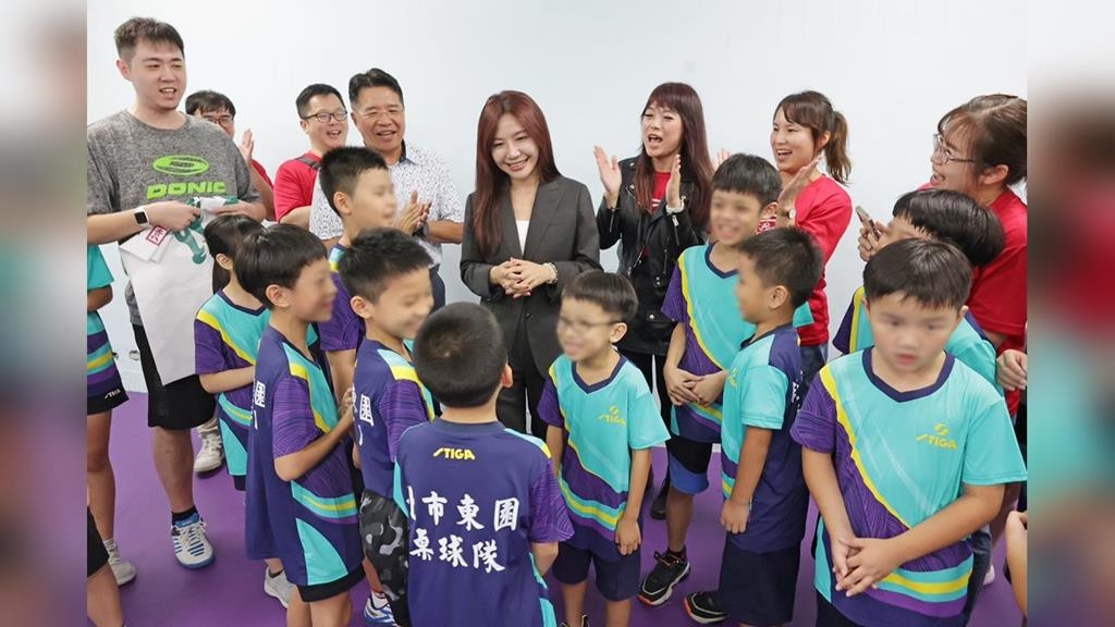 送暖！吳沛憶助東園國小桌球隊升級裝備　睽違10年復辦艋舺盃